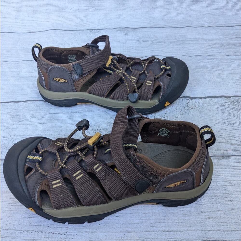 Keen Newport H2 Shoes in PInecone Brown, Youth 4